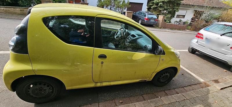 Second-hand Citroën C1 67 CP (49 kW) 2007 Galben Hatchback