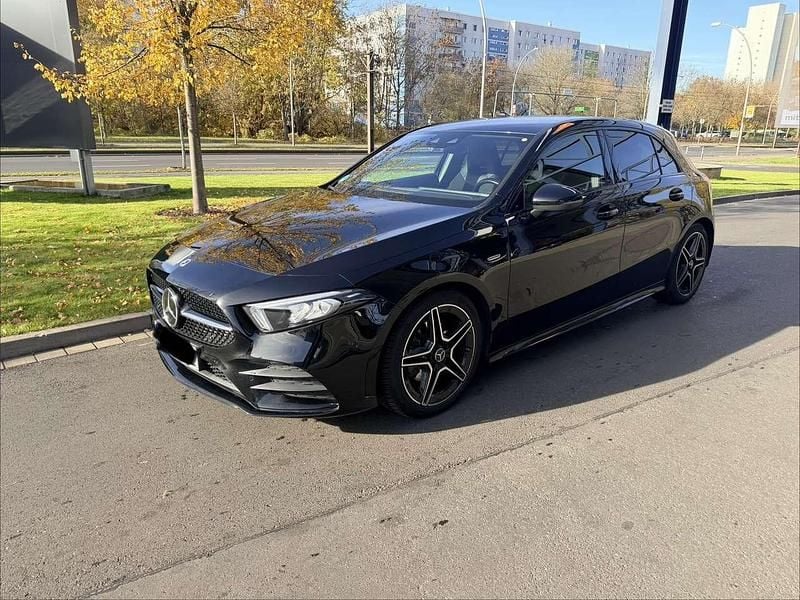 Schwarz Gebraucht 2021 Mercedes A180 AMG line Kleinwagen | 23.480 € (Guter Preis) - Bild 1/4