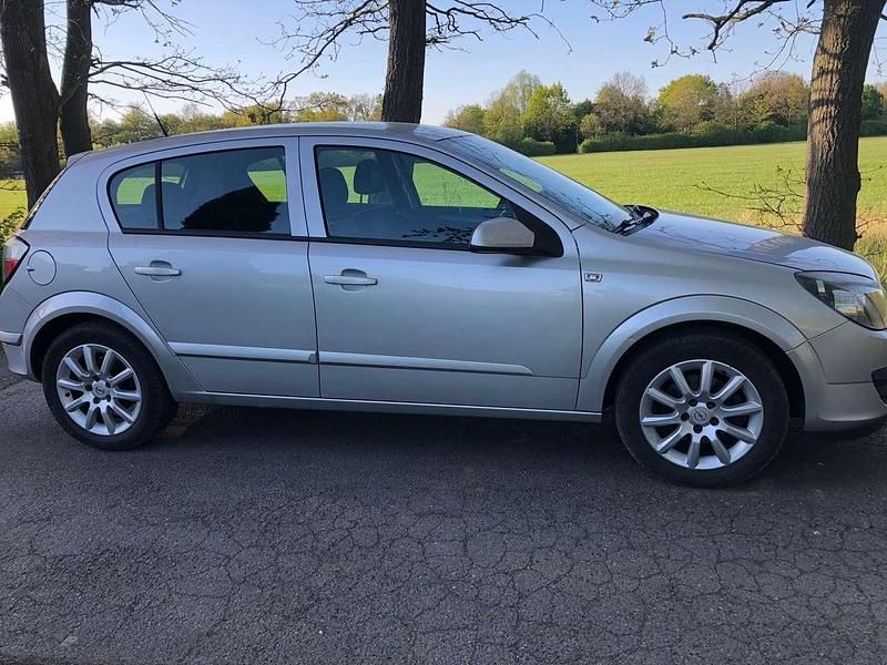 Second-hand Opel Astra 140 CP (102 kW) 2006 Argintiu Berlinǎ