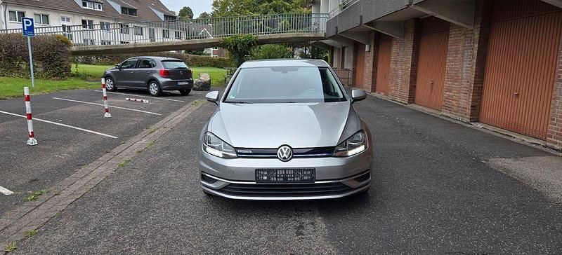 Grau Gebraucht 2019 VW Golf VII Limousine | 13.999 € (Superpreis) - Bild 1/4
