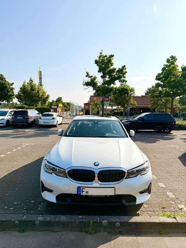 Weiß Gebraucht 2021 BMW 320 Shadowline Limousine | 27.500 € (Fairer Preis) - Bild 1/4