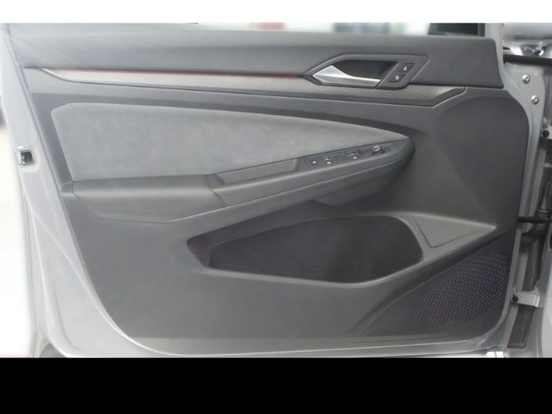 Grau Gebraucht 2024 VW Golf VIII Style Limousine | 31.740 € (Etwas zu teuer) - Bild 1/1