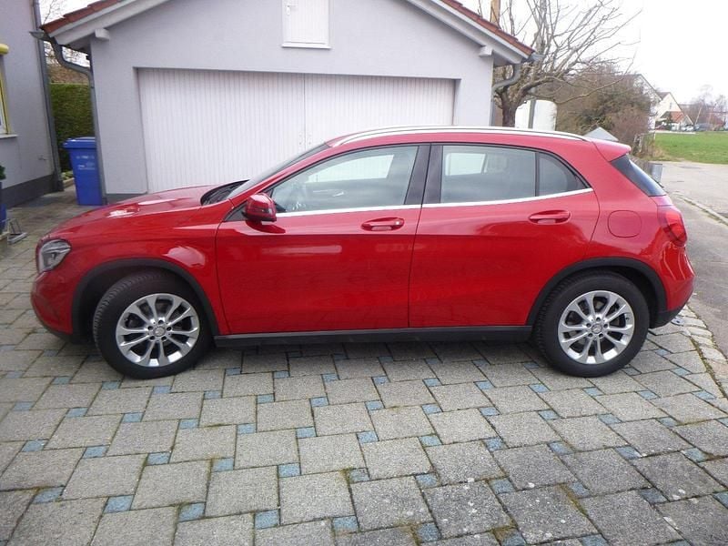 Gebraucht Mercedes GLA200 156 PS (114 kW) 2016 Rot SUV