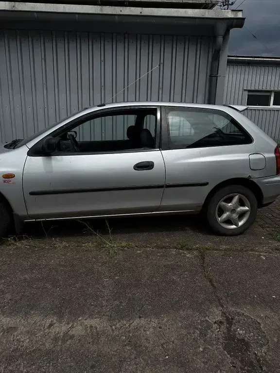 Gebraucht Mazda 323 73 PS (53 kW) 2000 Silber Limousine