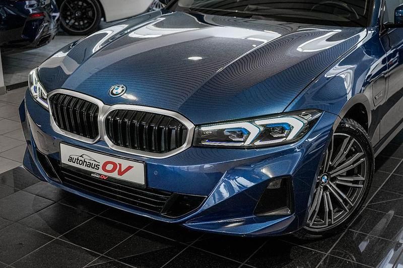 Blau Gebraucht 2022 BMW 320e Sport Line Limousine | 27.900 € (Fairer Preis) - Bild 1/4