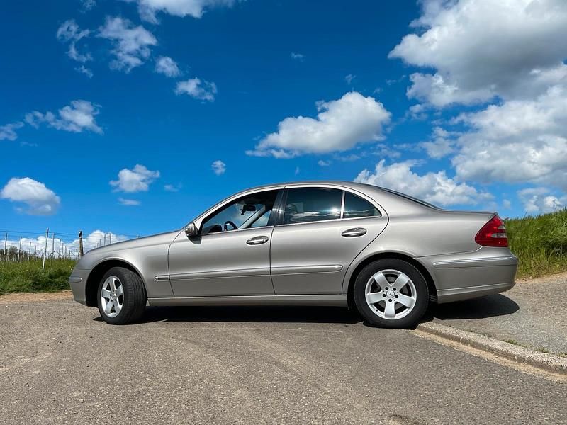 Gebraucht Mercedes E220 150 PS (110 kW) 2005 Beige Limousine