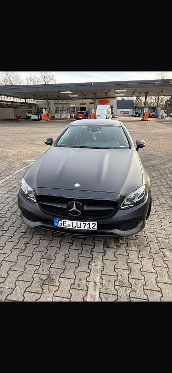 Schwarz Gebraucht 2018 Mercedes E200 Coupé | 33.000 € (Etwas zu teuer) - Bild 1/4