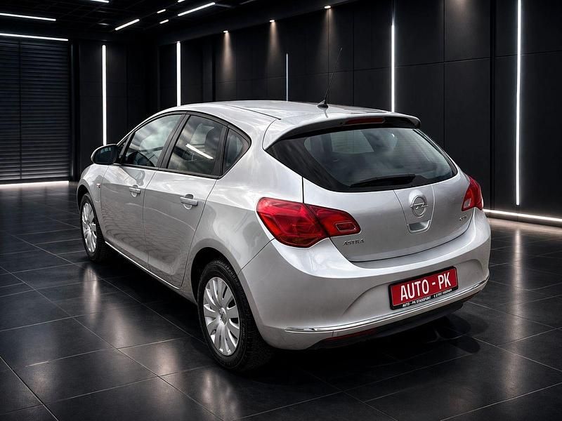 Gebraucht Opel Astra 101 PS (74 kW) 2013 Silber Kleinwagen