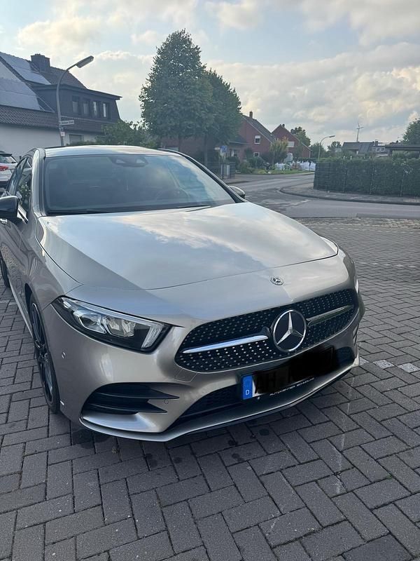 Grau Gebraucht 2019 Mercedes A220 AMG line Limousine | 26.499 € (Etwas zu teuer) - Bild 1/4