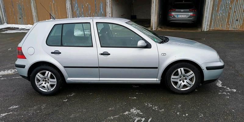 Grau Gebraucht 2001 VW Golf IV Kleinwagen | 1.500 € (Fairer Preis) - Bild 1/4