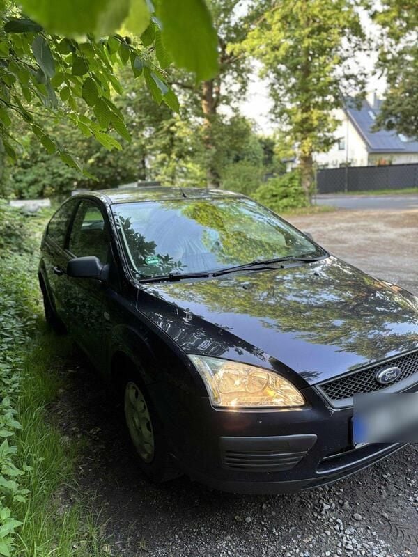 Blau Gebraucht 2004 Ford Focus Trend Kleinwagen | 1.200 € (Guter Preis) - Bild 1/4