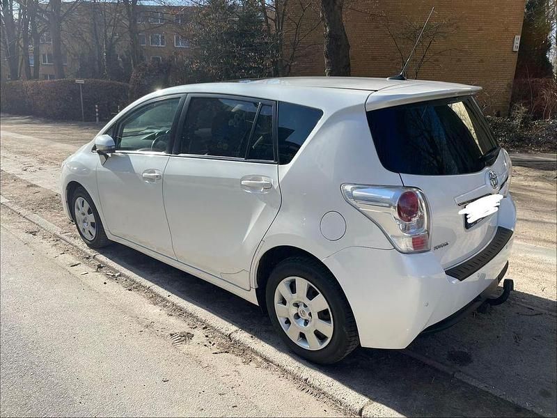 Gebraucht Toyota Verso Executive 124 PS (91 kW) 2014 Weiß Van / Kleinbus