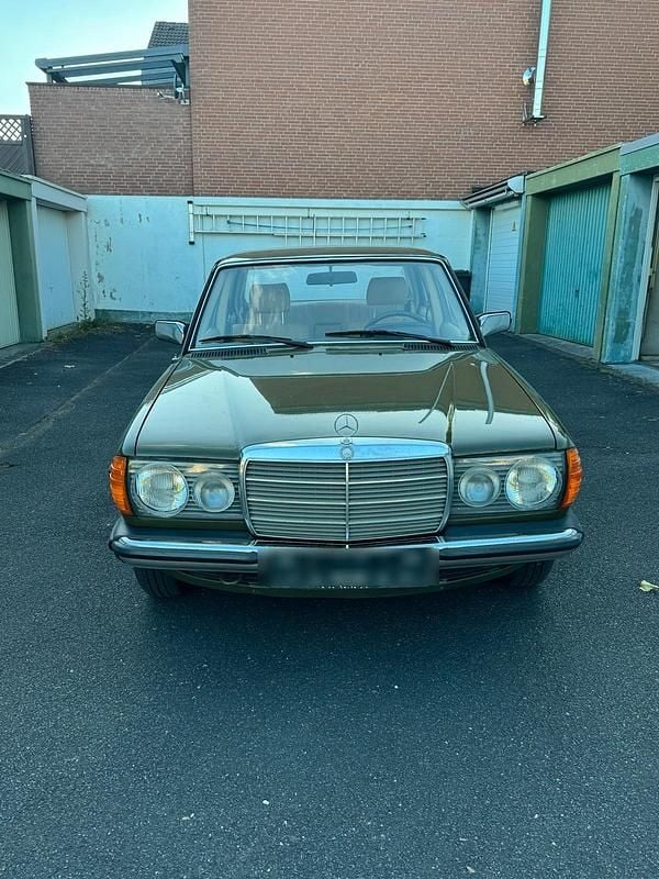 Gebraucht Mercedes 240 72 PS (52 kW) 1981 Grün Limousine