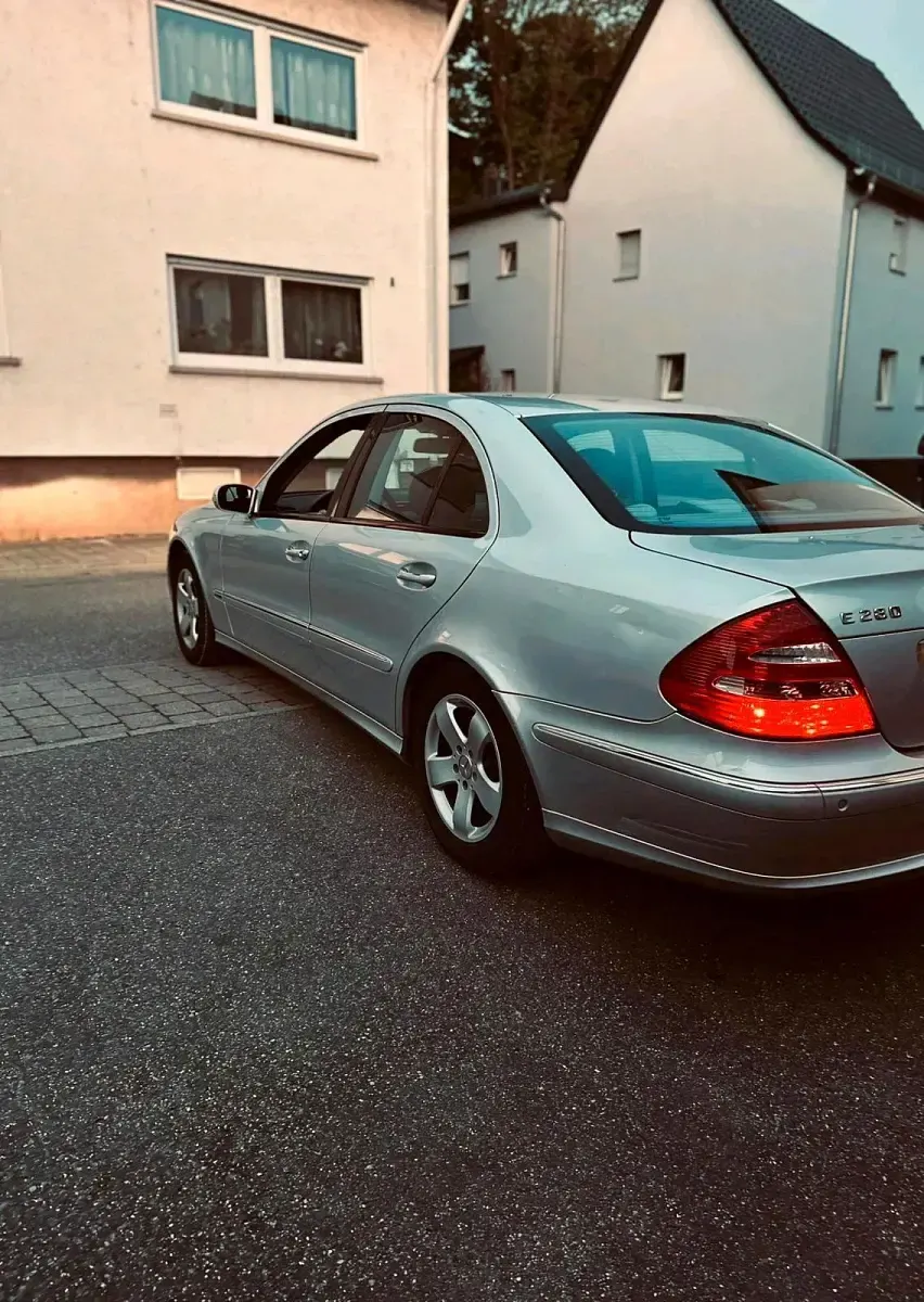 Używany Mercedes E280 237 KM (174 kW) 2005 Srebrny Sedan/Limuzyna