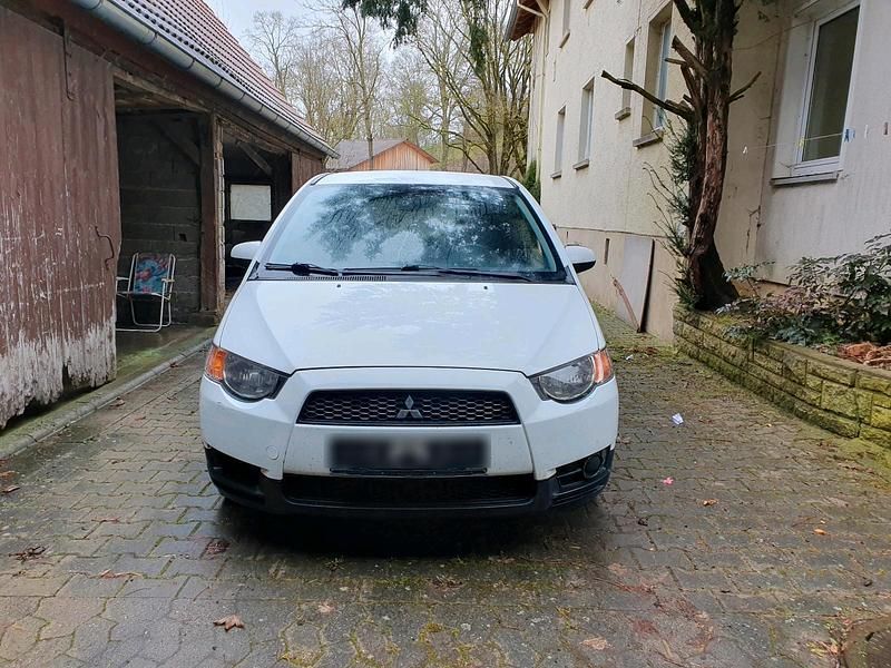 Gebraucht Mitsubishi Colt 95 PS (69 kW) 2011 Weiß Kleinwagen