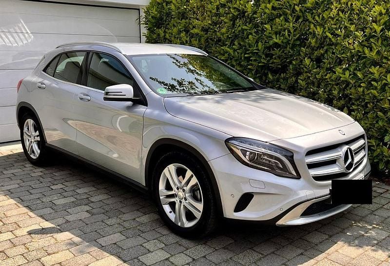 Silber Gebraucht 2015 Mercedes GLA180 Urban SUV | 15.900 € (Guter Preis) - Bild 1/4