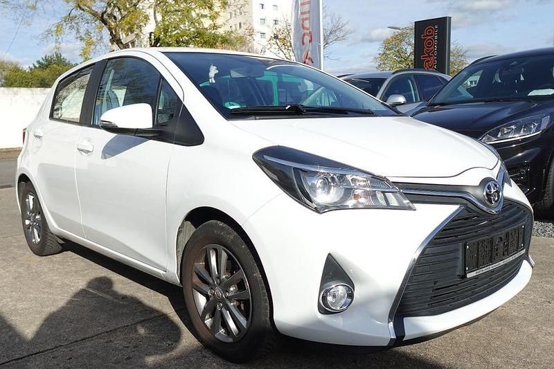 Weiß Gebraucht 2015 Toyota Yaris Comfort Limousine | 8.990 € (Guter Preis) - Bild 1/4