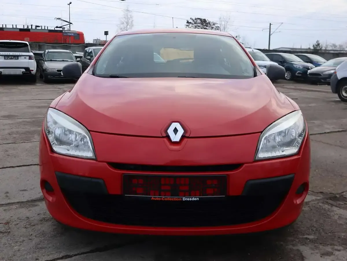 Gebraucht Renault Mégane Authentique 101 PS (74 kW) 2011 Hellrot Limousine