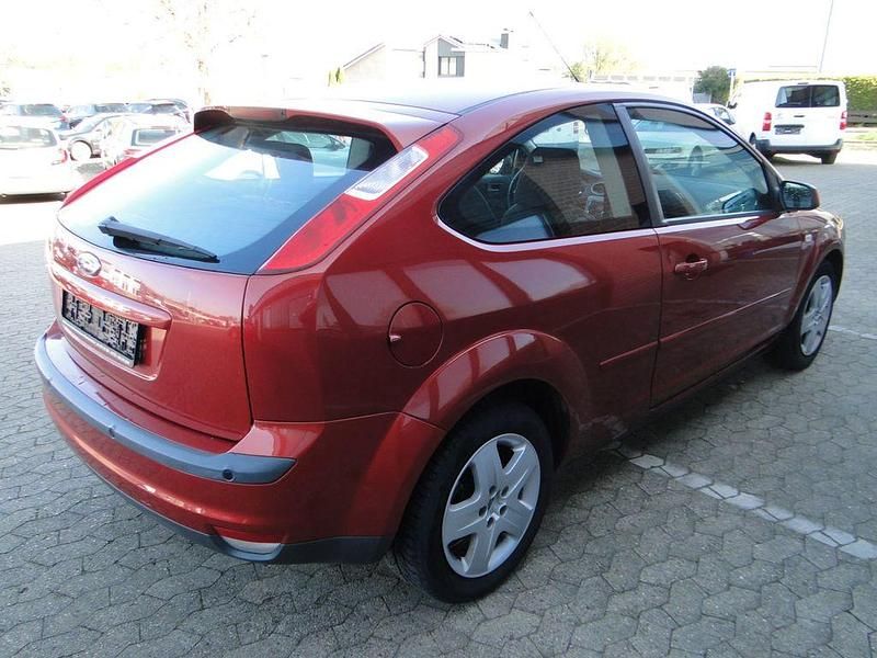 Second-hand Ford Focus Style 116 CP (85 kW) 2007 Roșu Berlinǎ
