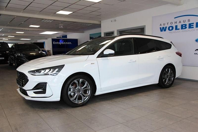 Weiß Gebraucht 2024 Ford Focus ST-Line X Limousine | 25.990 € (Fairer Preis) - Bild 1/4