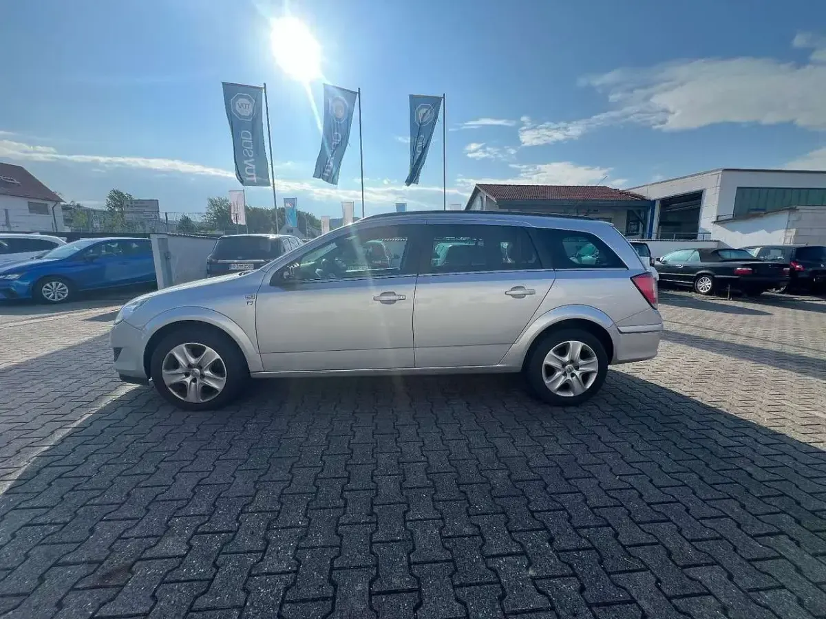 Gebraucht Opel Astra Edition 110 PS (80 kW) 2013 Silber Kombi