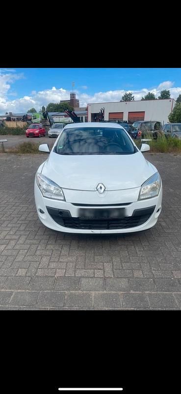 Weiß Gebraucht 2009 Renault Mégane III Limousine | 2.250 € (Guter Preis) - Bild 1/4