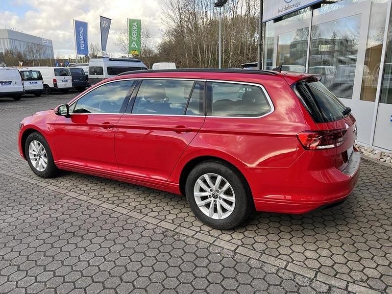 Gebraucht VW Passat 122 PS (89 kW) 2021 Tornadorot Kombi