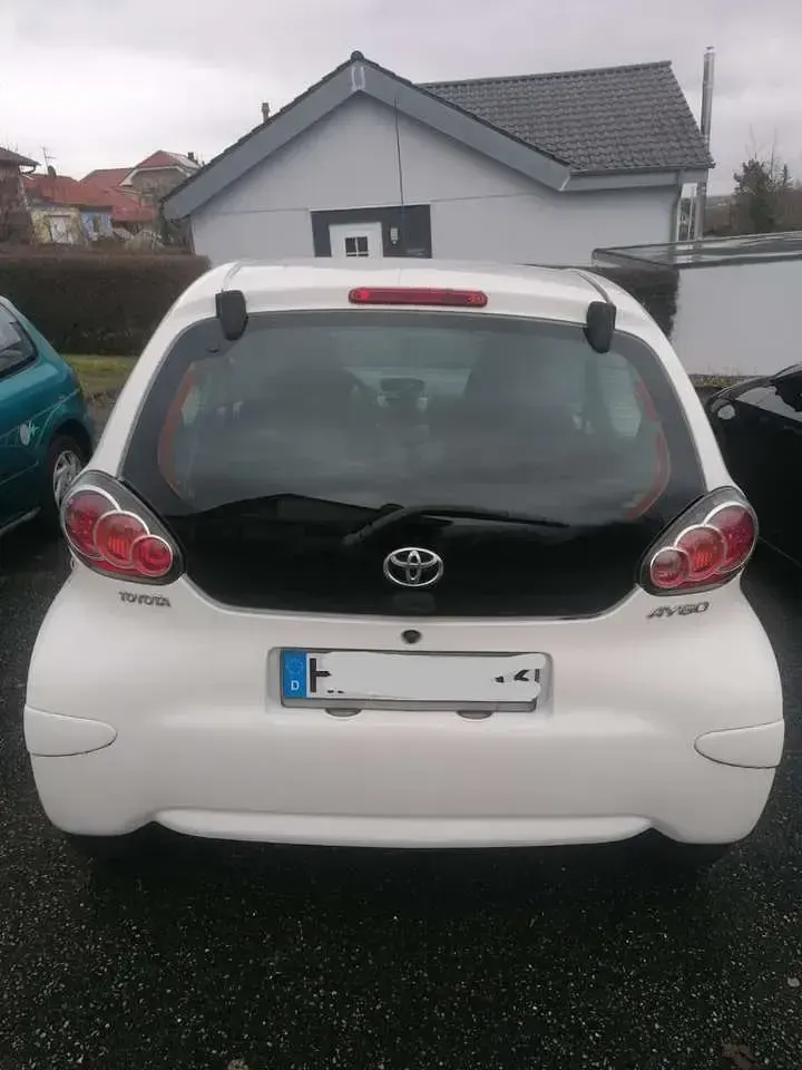Gebraucht Toyota Aygo 68 PS (50 kW) 2013 Weiß Kleinwagen