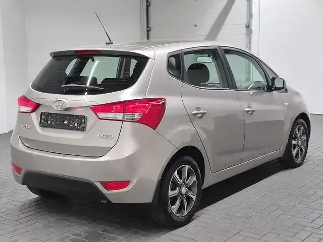Gebraucht Hyundai ix20 125 PS (91 kW) 2017 Sandweissmet. Kleinwagen