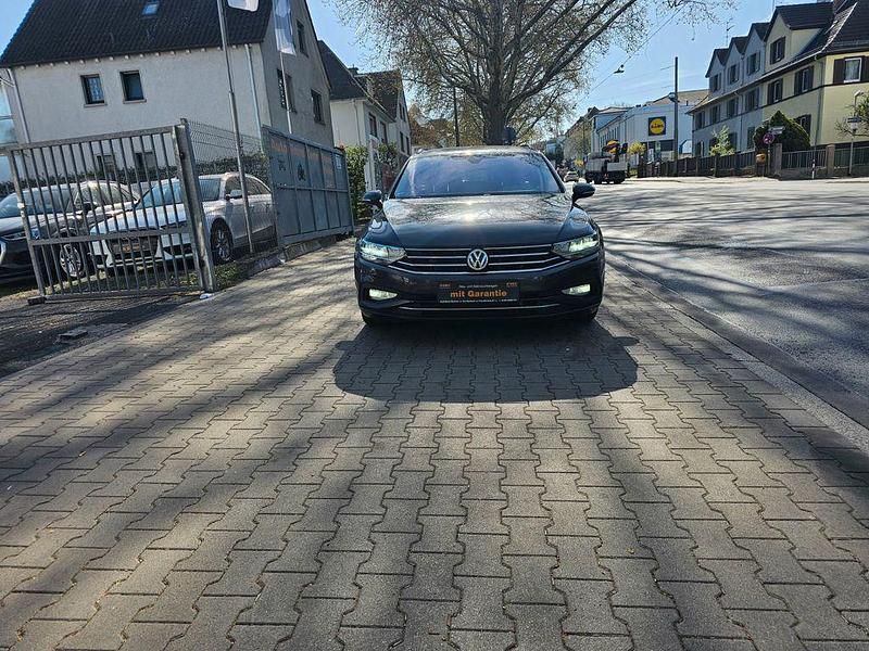 Grau Gebraucht 2020 VW Passat Business Kombi | 14.900 € (Fairer Preis) - Bild 1/4