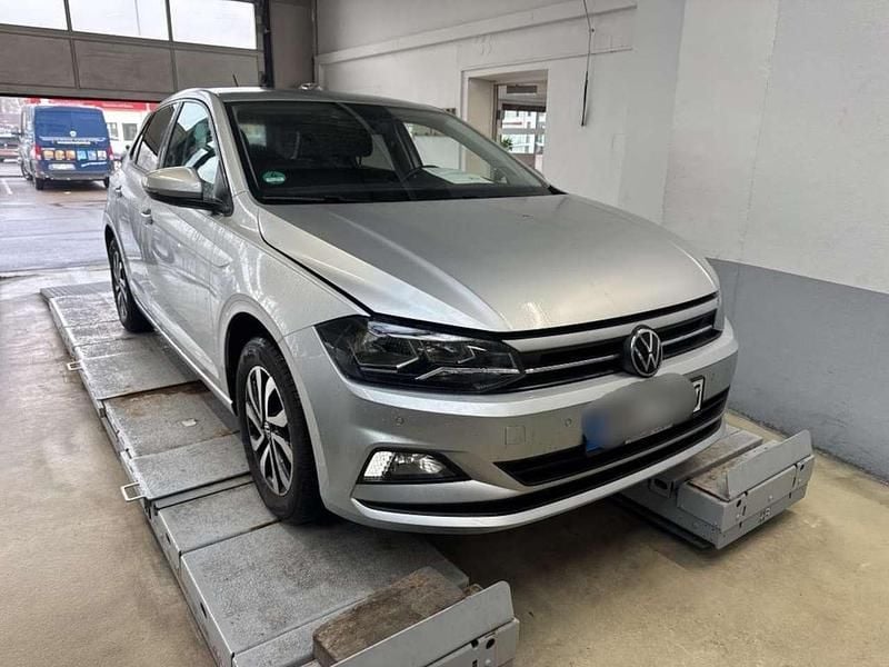 Gebraucht VW Polo Active 95 PS (69 kW) 2021 Reflexsilber metallic Kleinwagen