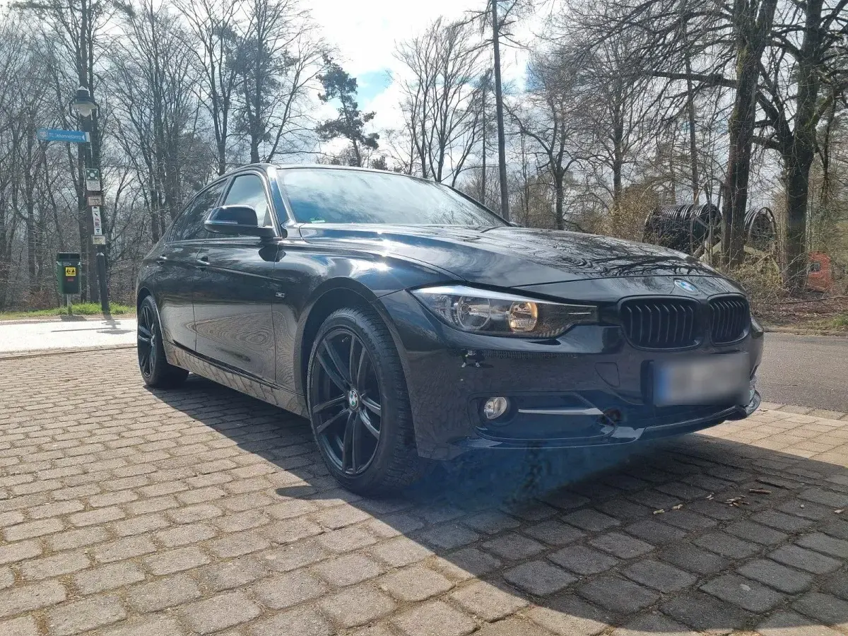 Gebraucht BMW 318 Sport Line 143 PS (105 kW) 2013 Schwarz Limousine