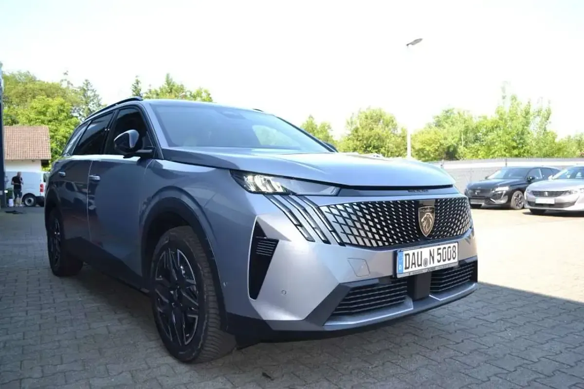 Gebraucht Peugeot 5008 Allure 136 PS (100 kW) 2025 Met. artense silber SUV