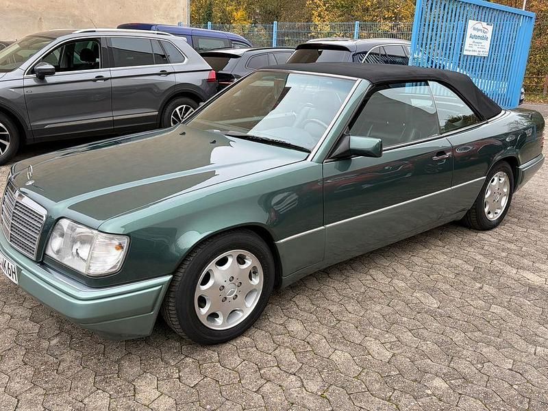Grün Gebraucht 1994 Mercedes E320 Cabrio | 39.900 € - Bild 1/4