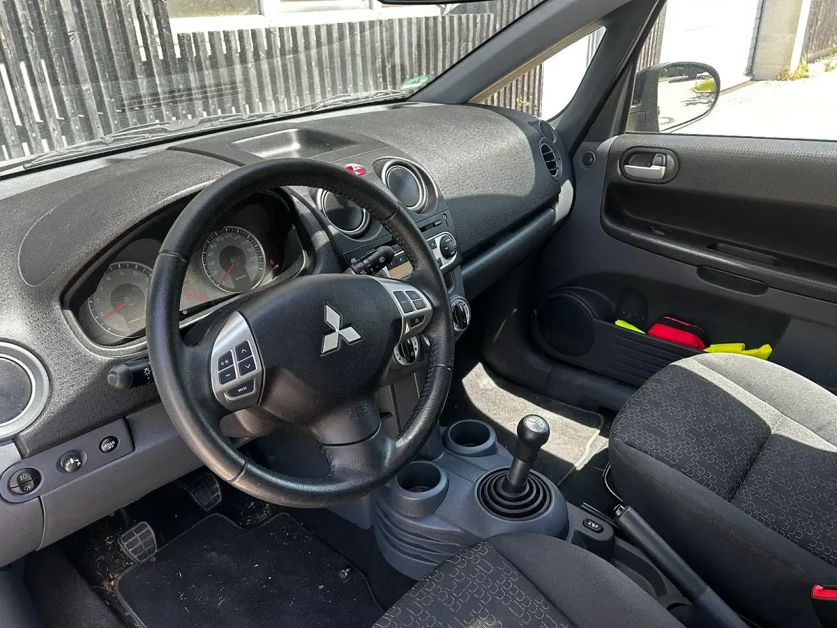 Gebraucht Mitsubishi Colt 95 PS (69 kW) 2013 Blau Kleinwagen