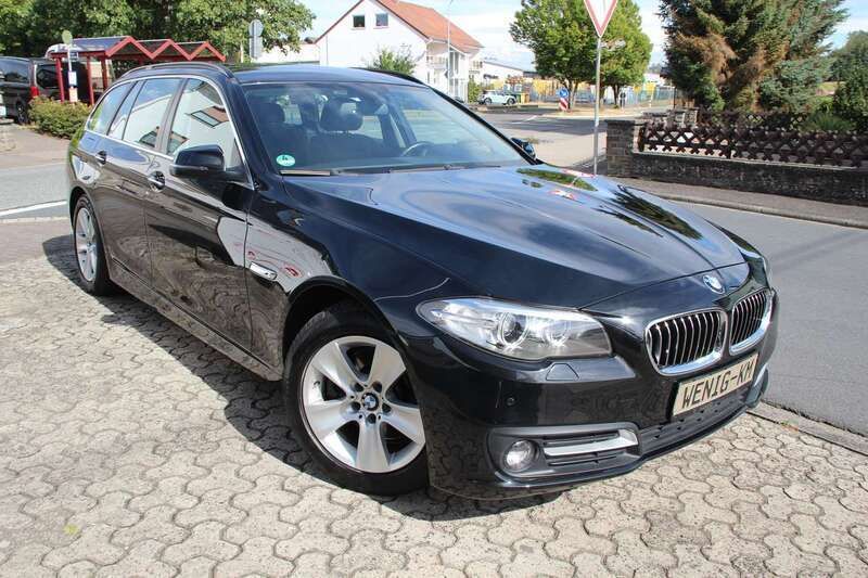Black sapphire metallic Gebraucht 2017 BMW 520 Kombi | 20.990 € (Guter Preis) - Bild 1/4