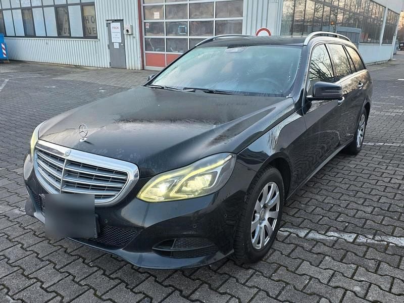 Schwarz Gebraucht 2014 Mercedes E250 Kombi | 8.600 € (Guter Preis) - Bild 1/4