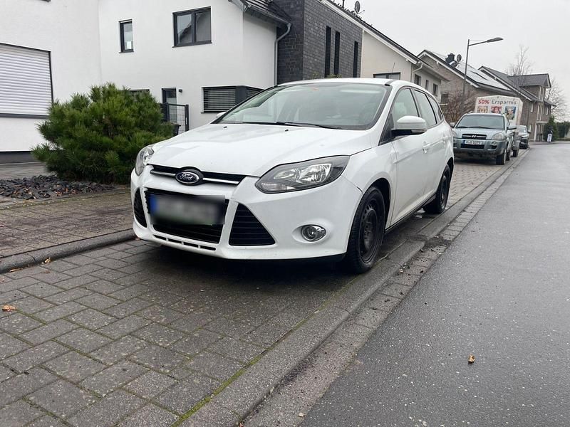 Weiß Gebraucht 2013 Ford Focus Kombi | 3.250 € (Fairer Preis) - Bild 1/4