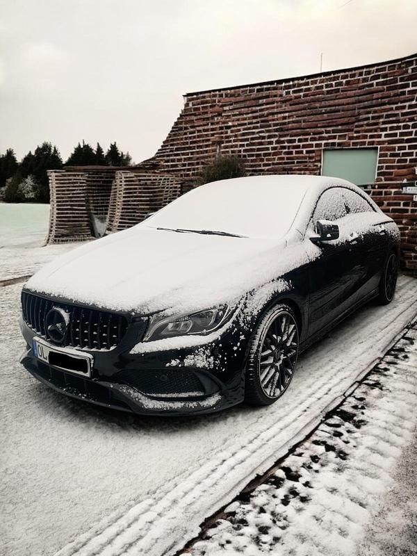 Schwarz Gebraucht 2016 Mercedes CLA180 AMG line Limousine | 18.000 € - Bild 1/4