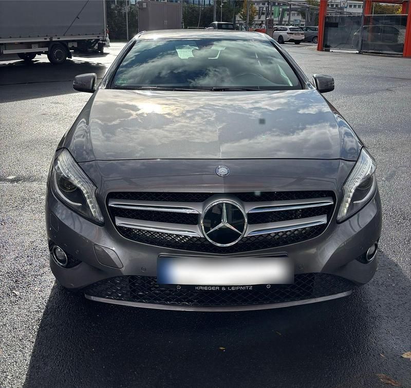 Grau Gebraucht 2013 Mercedes A200 Limousine | 9.850 € - Bild 1/4