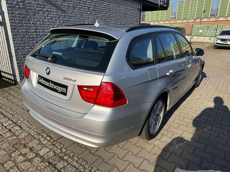 Gebraucht BMW 318 143 PS (105 kW) 2012 Titansilber metallic Kombi