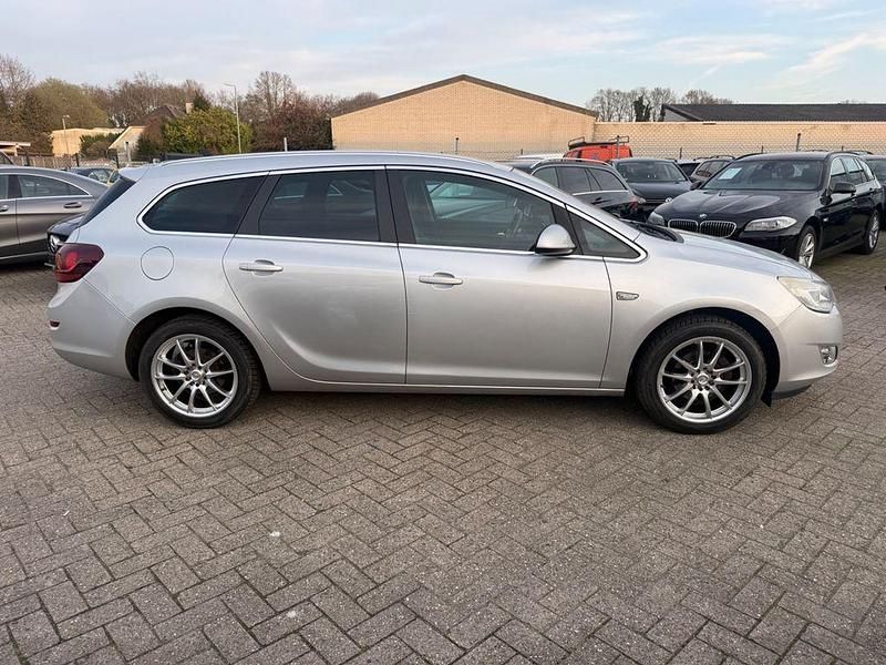 Gebraucht Opel Astra Innovation 140 PS (102 kW) 2012 Silber Kombi