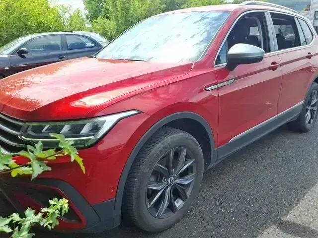 Gebraucht VW Tiguan Allspace Life 150 PS (110 kW) 2022 Rot SUV
