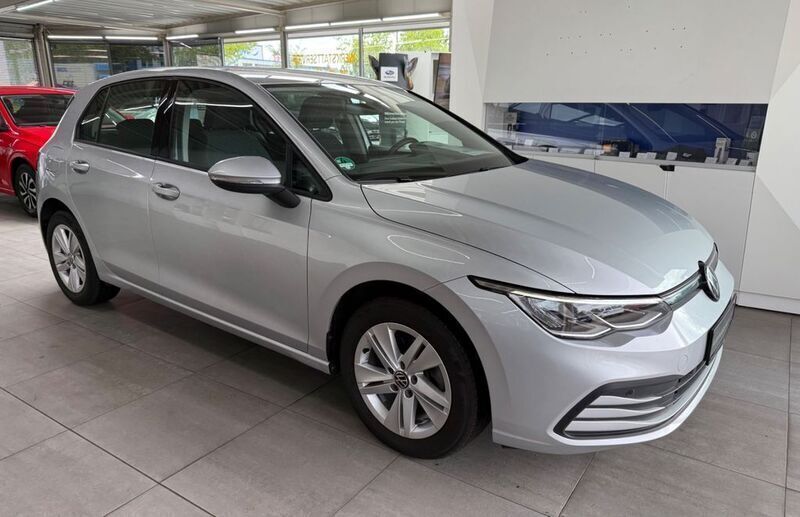 Reflexsilber metallic Gebraucht 2023 VW Golf VIII Life Limousine | 19.890 € (Fairer Preis) - Bild 1/4