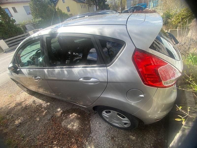 Gebraucht Ford Fiesta Trend 101 PS (74 kW) 2016 Silber Limousine