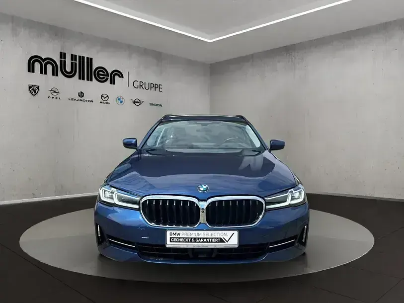 Gebraucht BMW 530 Efficient Dynamics 286 PS (210 kW) 2023 Phytonicblau (metallic) Kombi