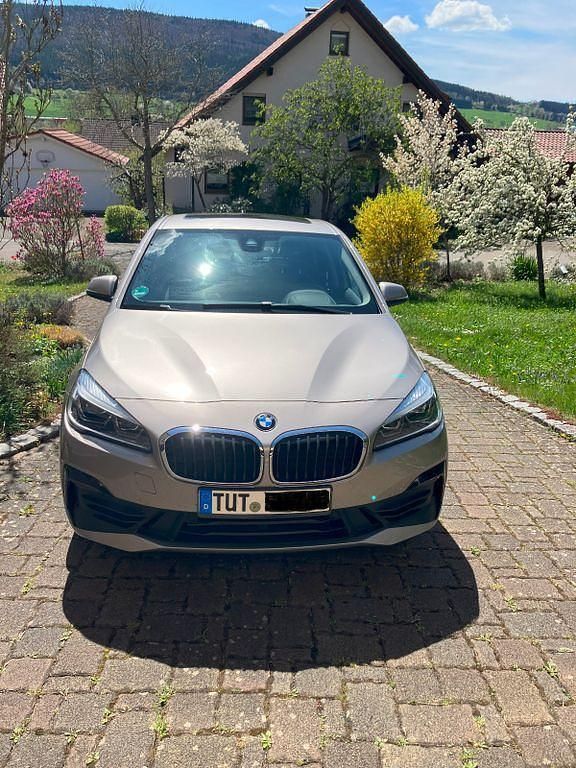 Beige Gebraucht 2021 BMW 225 Active Tourer iPerformance Van / Kleinbus | 20.299 € (Fairer Preis) - Bild 1/3