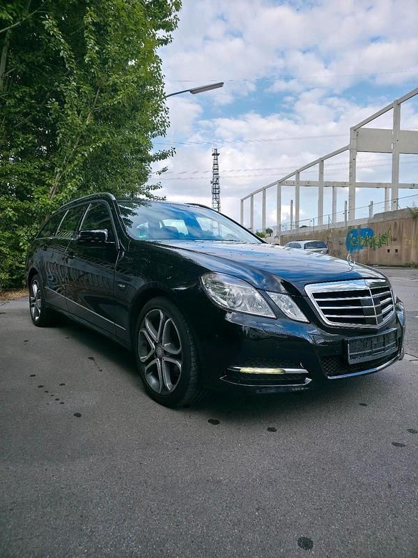 Schwarz Gebraucht 2011 Mercedes E350 Kombi | 10.900 € (Superpreis) - Bild 1/4