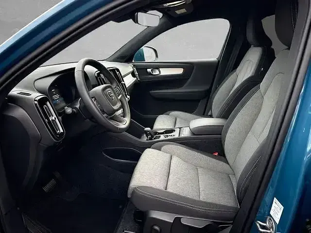 Używany Volvo XC40 Core 163 KM (119 kW) 2024 Niebieski SUV