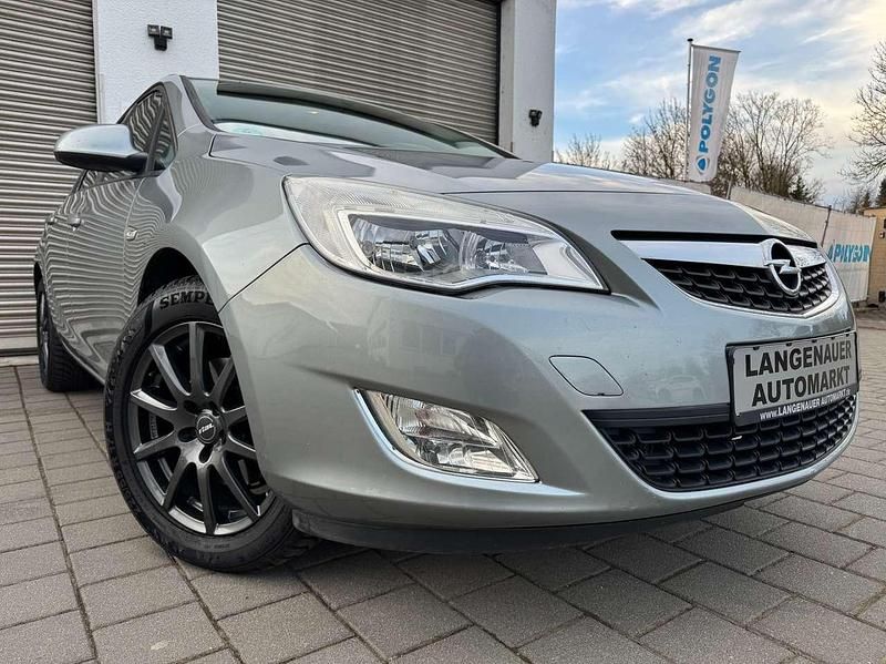 Gebraucht Opel Astra Design Edition 110 PS (80 kW) 2012 Silbersee/perl silber (m2) Limousine